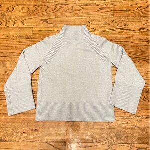 Banana Republic Light Gray Knit Sweater XS Ribbed Hem Cuffs